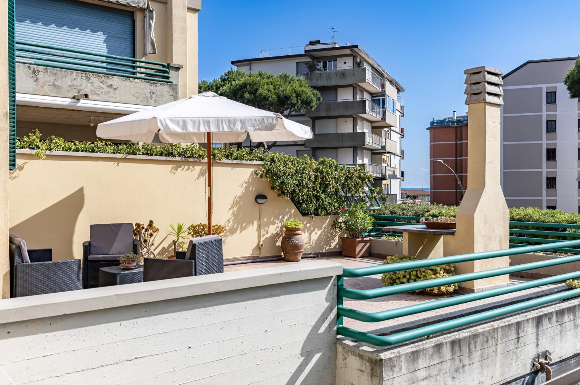 Two-Levels Apartment With Terrace And Parking Viareggio Zewnętrze zdjęcie
